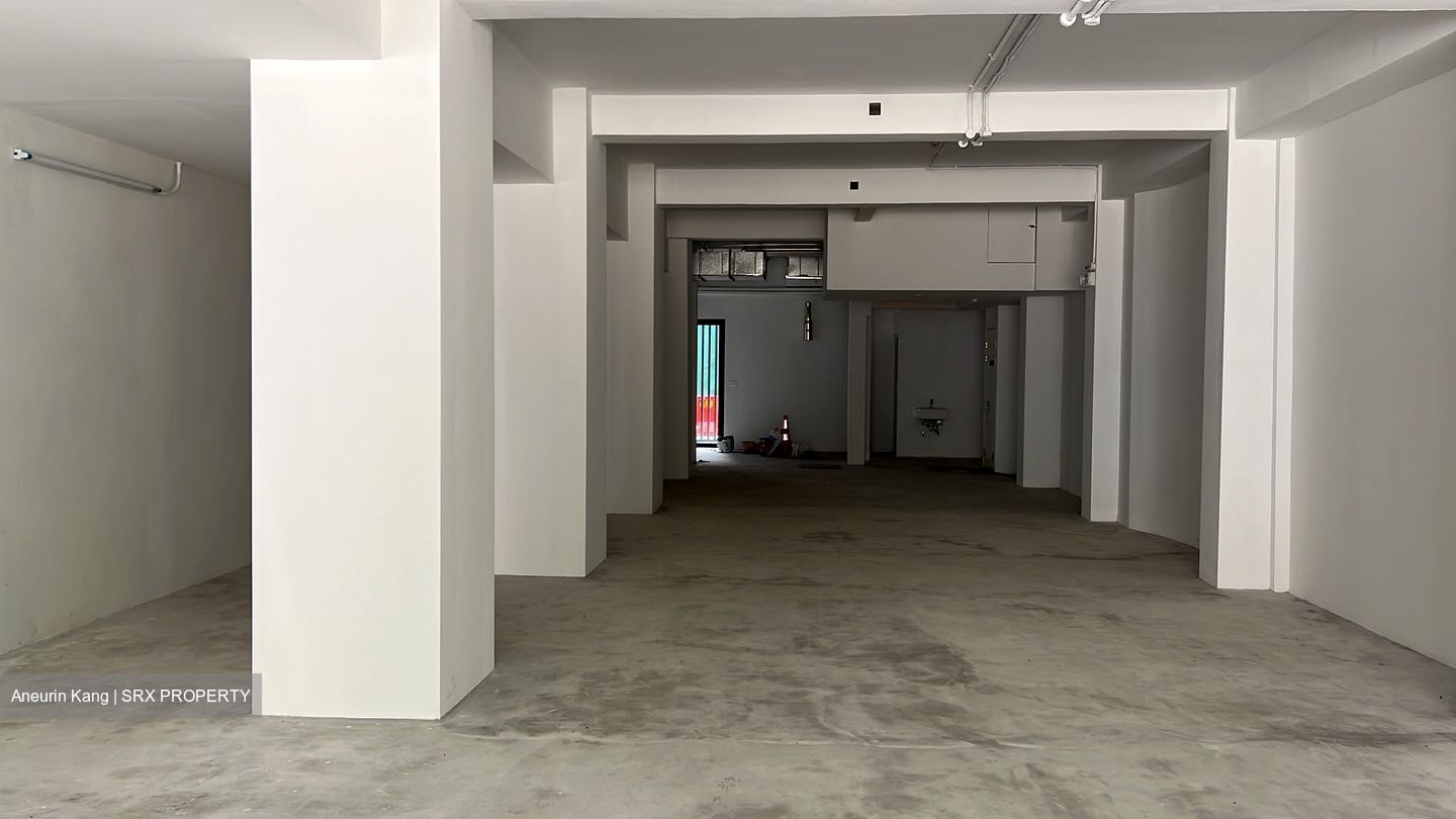 North Canal Road (D1), Retail #602504981